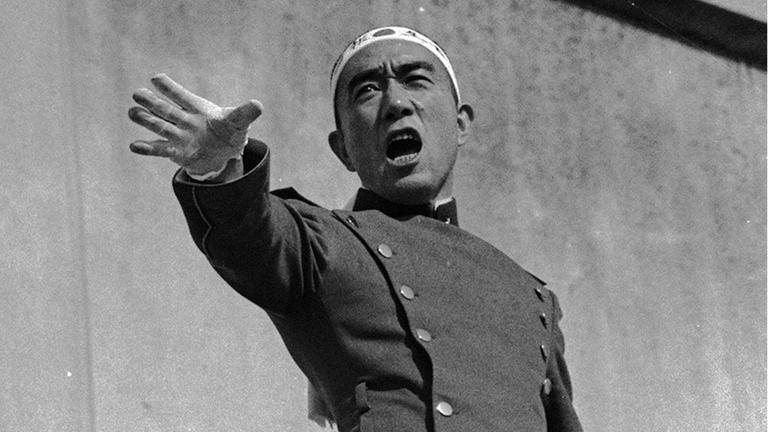 Der japanische Schriftsteller Yukio Mishima (1925-1970) hält eine Rede vor seinem Selbstmord in Tokyo. Der japanische Schriftsteller Yukio Mishima (1925-1970) hält eine Rede vor seinem Selbstmord in Tokyo.